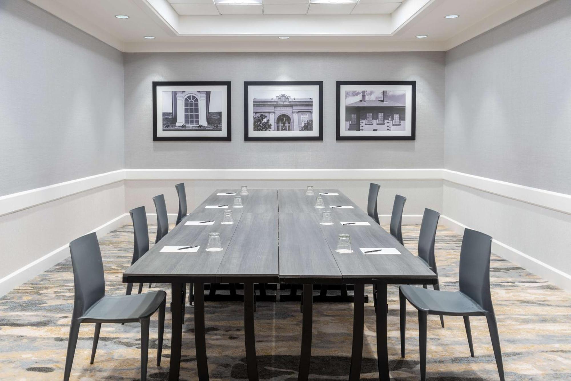 Hilton Alexandria Mark Center Екстериор снимка