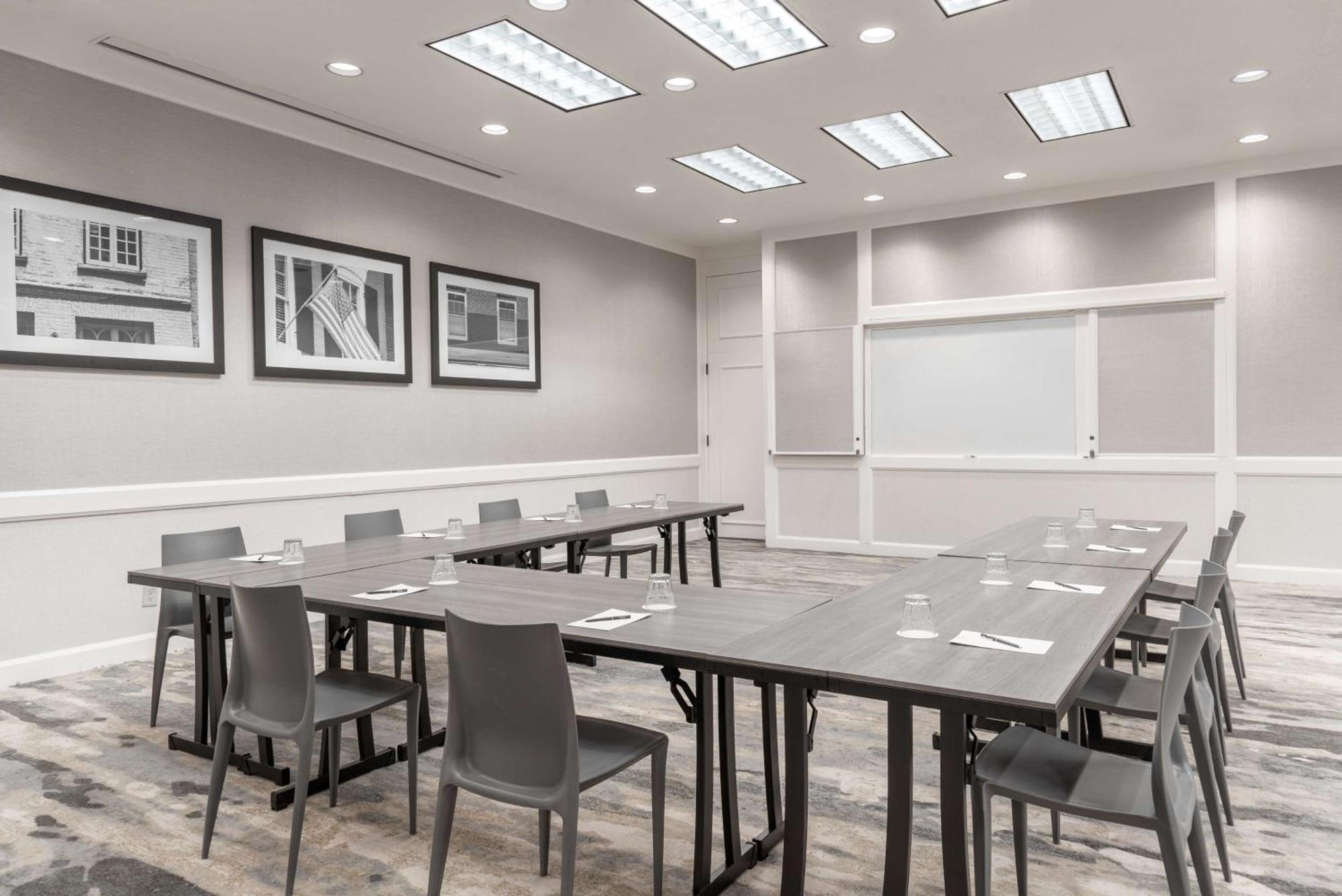 Hilton Alexandria Mark Center Екстериор снимка