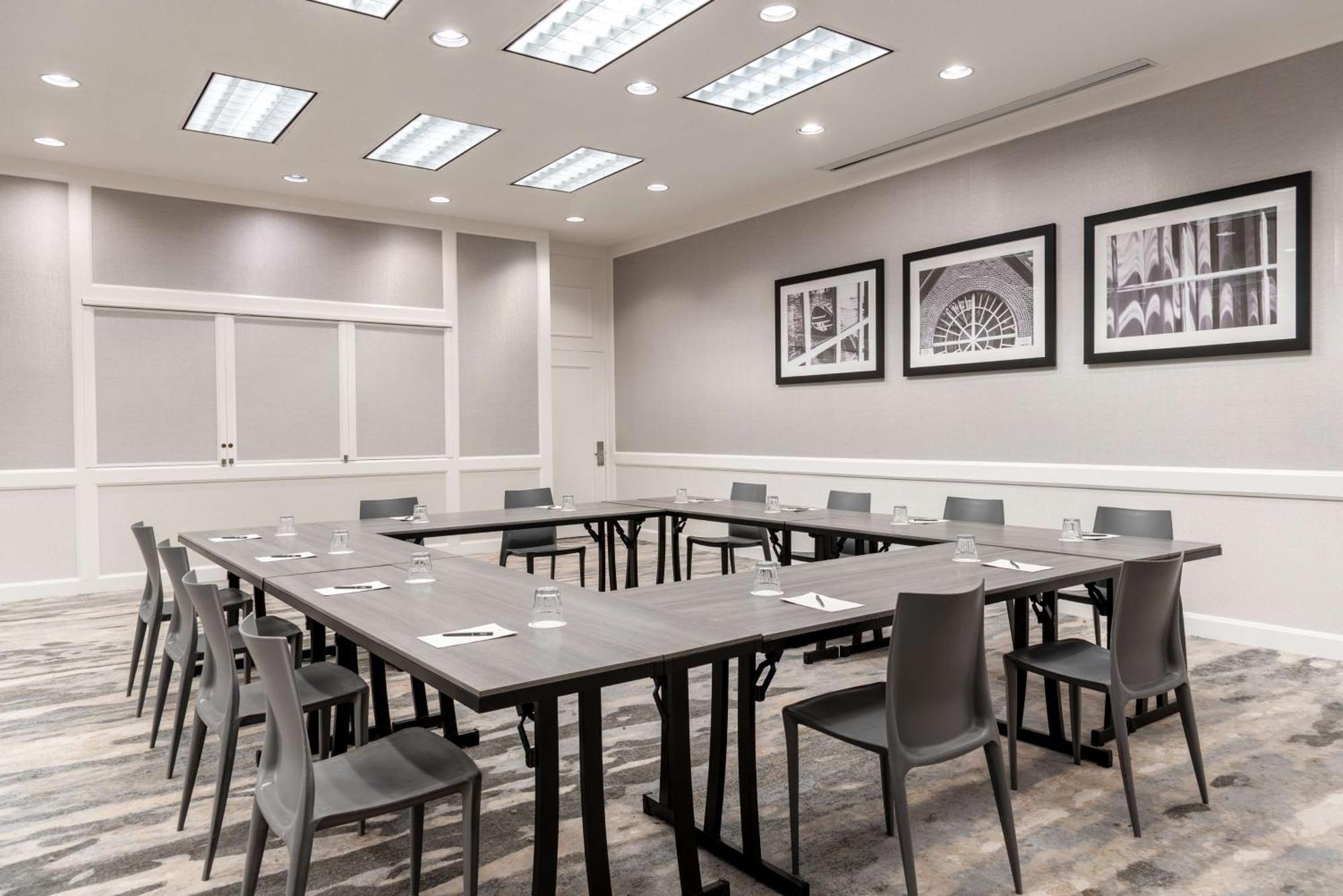 Hilton Alexandria Mark Center Екстериор снимка