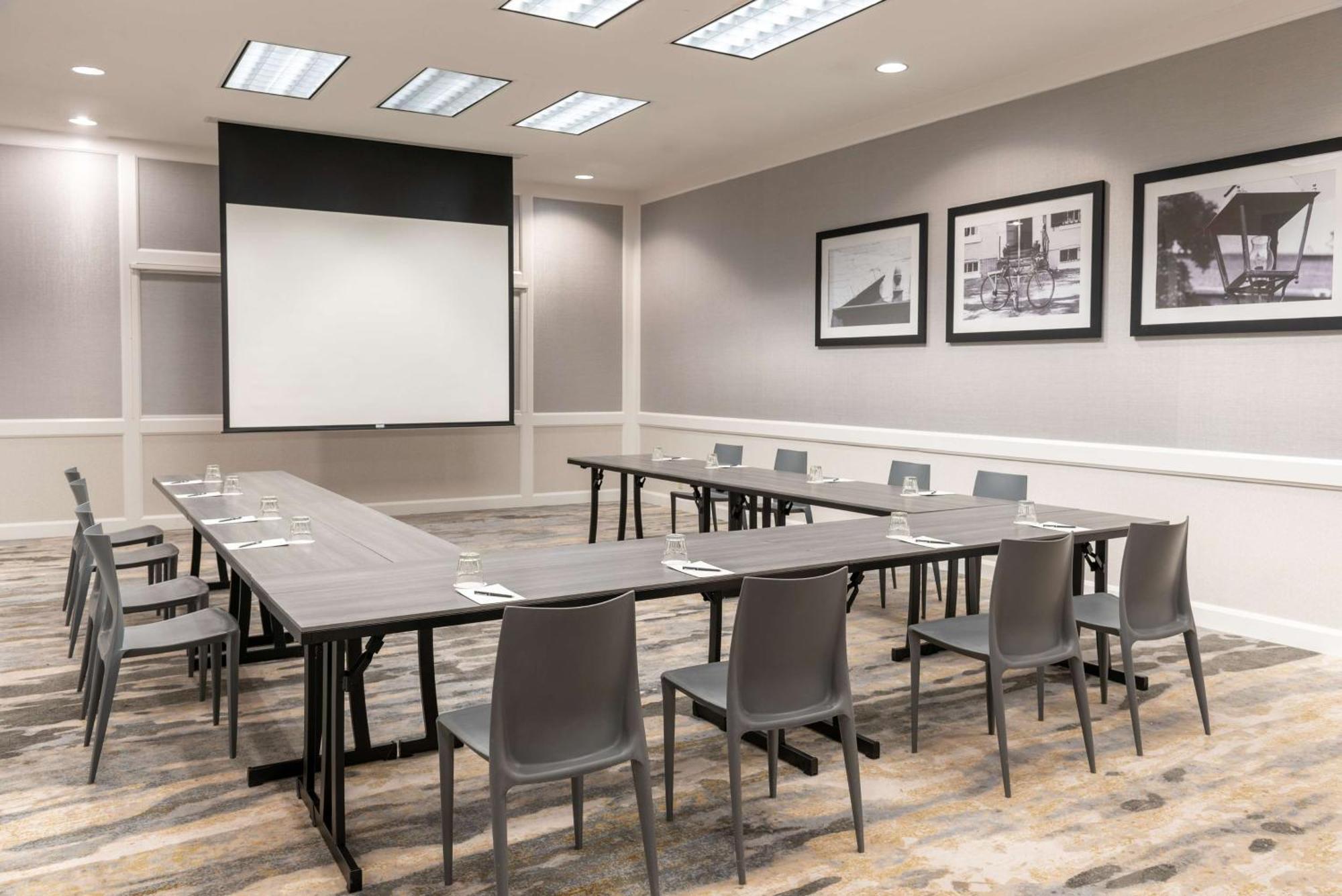 Hilton Alexandria Mark Center Екстериор снимка