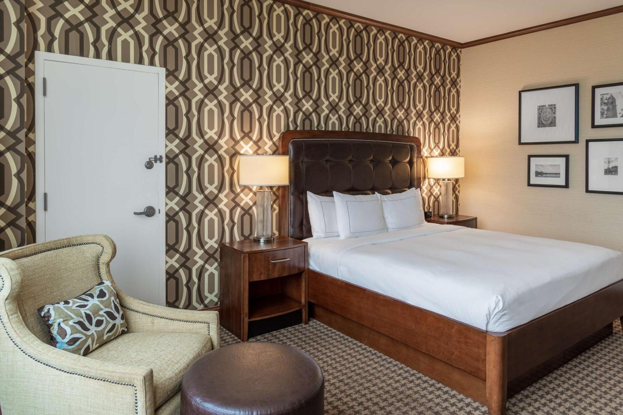 Hilton Alexandria Mark Center Екстериор снимка