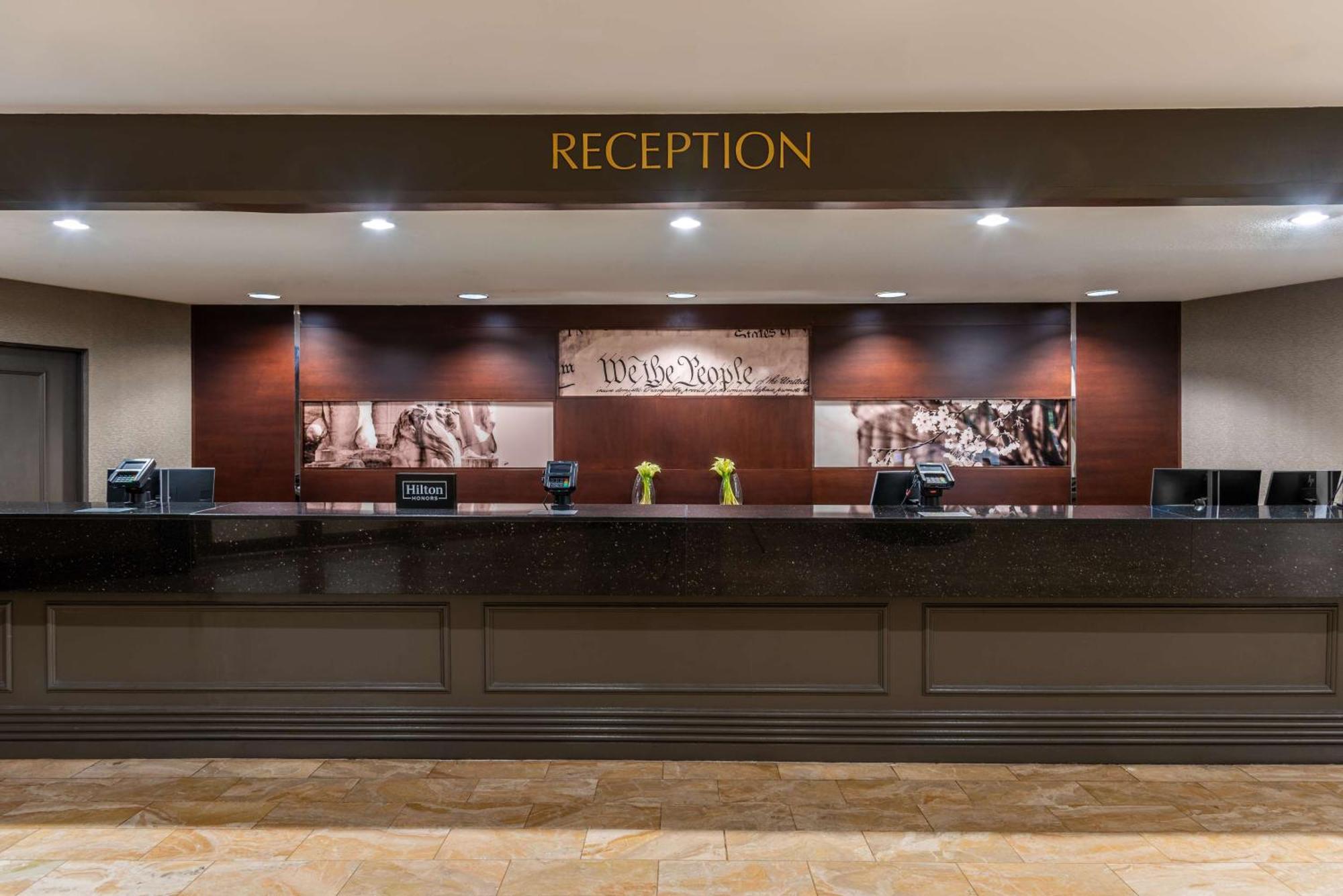 Hilton Alexandria Mark Center Hotel Екстериор снимка