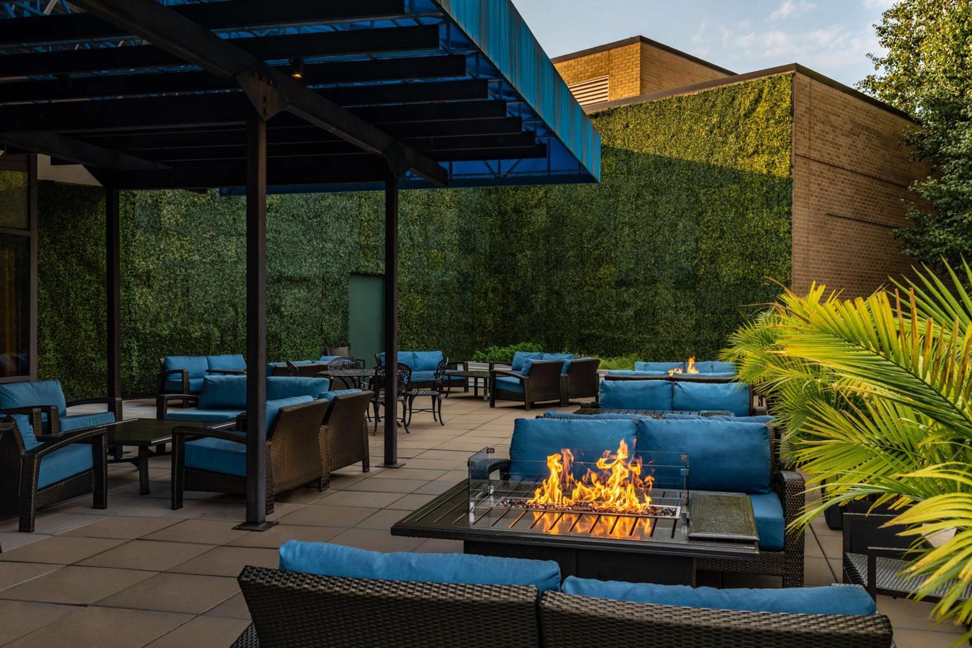 Hilton Alexandria Mark Center Екстериор снимка